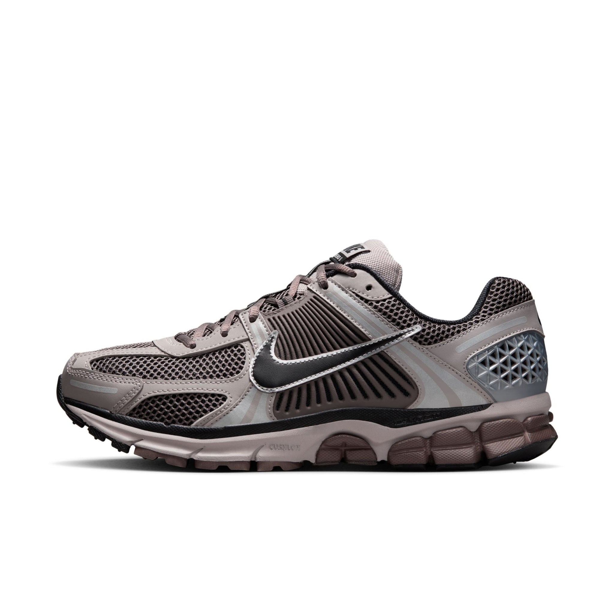 ★Nike★ Zoom Vomero 5 M Barry Bolt Pure Platinum Black  Nike Zoom Vomero 5 SE SP Men's Shoes. Nike.com